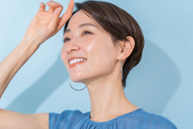 日差しを浴びる女性