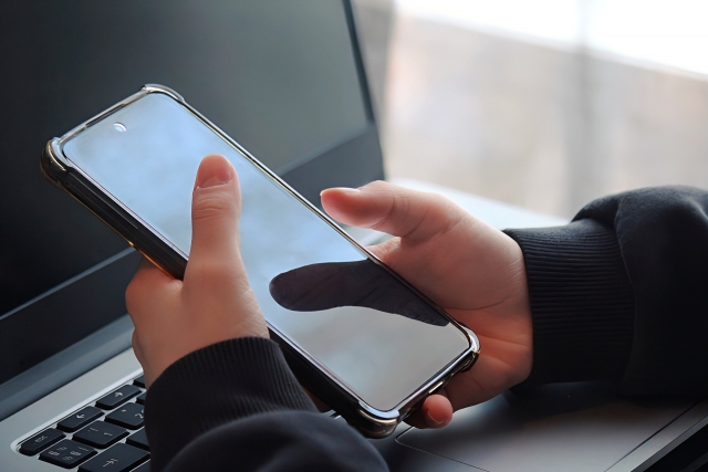 現代病でもあるスマホ首の原因であるスマホ。