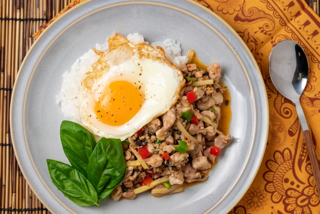 アジア料理は比較的低脂質で高たんぱくな食事が多い。その代表例ガパオライス。