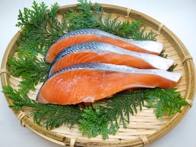 鮭はたんぱく質や良質な脂質はもちろん、抗酸化作用もあり美容にもいい。